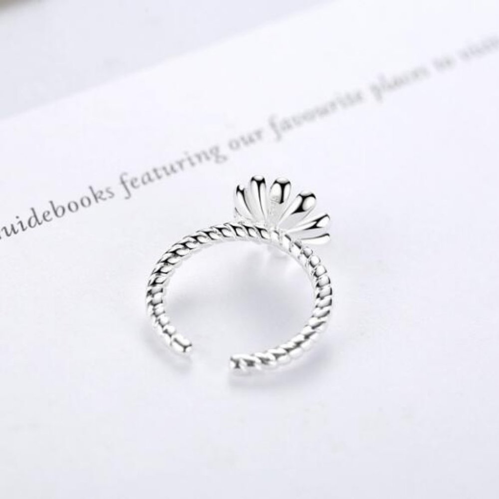 925 Sterling Silver Two Tone Daisy Adjustable Ring - Picture 5 of 7